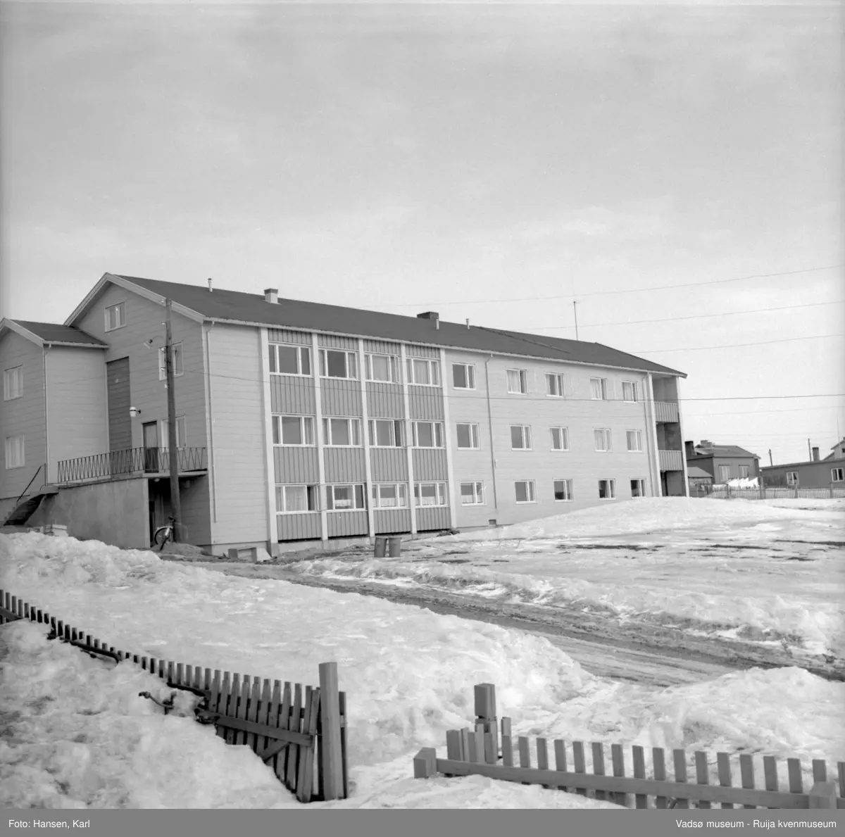 Eldrehjemmet Alders hvile, Nyborgveien-Damsveien i Vadsø, vinteren 1964.  Bygget ble oppført i 1962 v/Fylkesarkitekten og utvidet i 1977.  I 2011 ble bygningen ombygd/påbygd til leiligheter; Solsiden Borettslag.