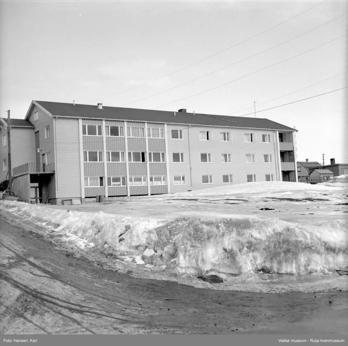 Eldrehjemmet Alders hvile, Nyborgveien-Damsveien i Vadsø, vinteren 1964.  Bygget ble oppført i 1962 v/Fylkesarkitekten og utvidet i 1977.  I 2011 ble bygningen ombygd/påbygd til leiligheter; Solsiden Borettslag.