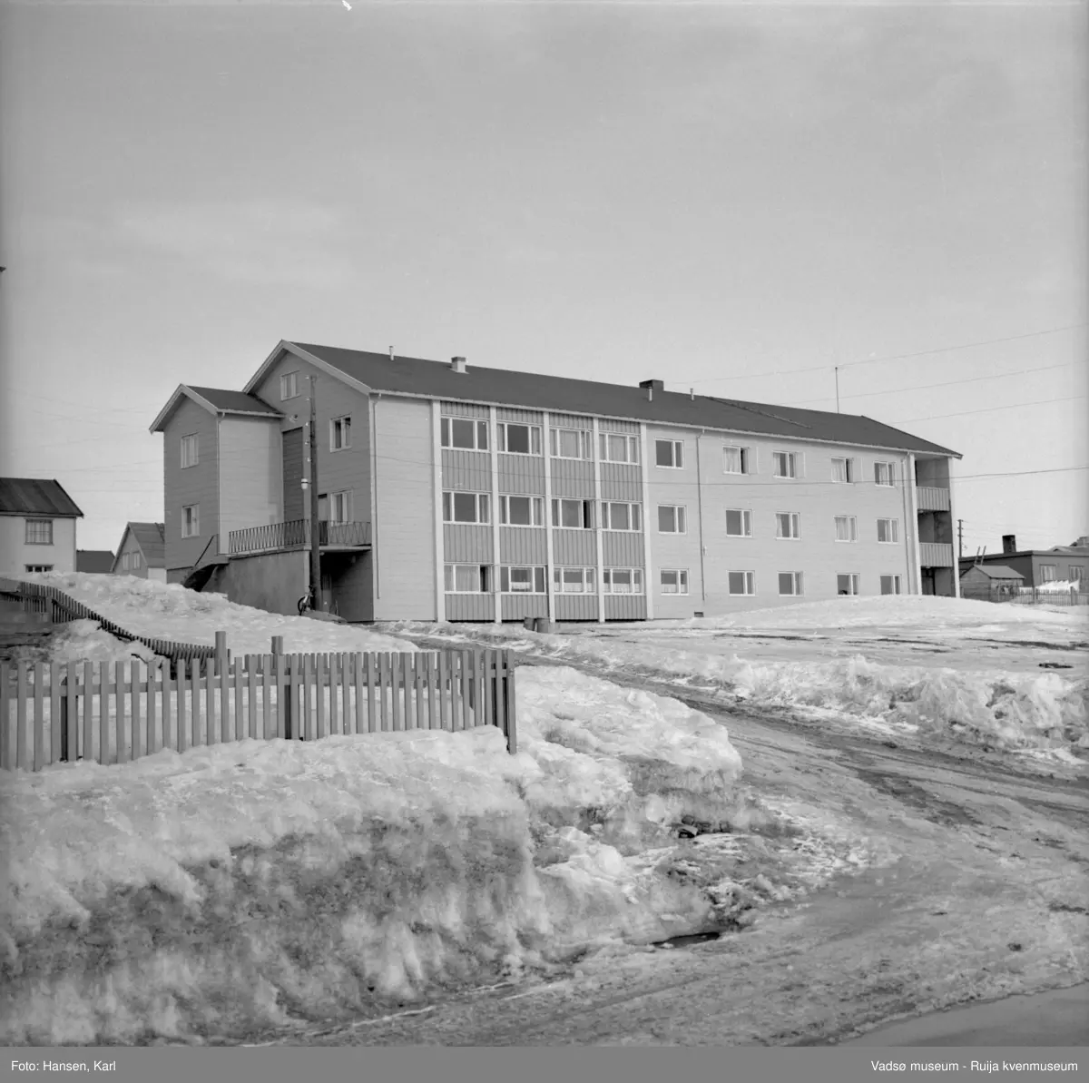 Eldrehjemmet Alders hvile, Nyborgveien-Damsveien i Vadsø, vinteren 1964.  Bygget ble oppført i 1962 v/Fylkesarkitekten og utvidet i 1977.  I 2011 ble bygningen ombygd/påbygd til leiligheter; Solsiden Borettslag.