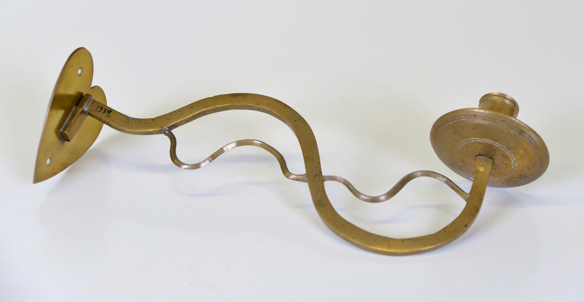 Vägghållaren tillverkad genom museets försorg.

Har eventuellt tillhört Rödene nedbrunna kyrka.

Tillvaratagen på Samrealskolans vind.
Ljushållare där vägghållaren tillverkats genom museets försorg. Har eventuellt tillhört Rödene nedbrunna kyrka. Tillvaratagen på Samrealskolans vind.