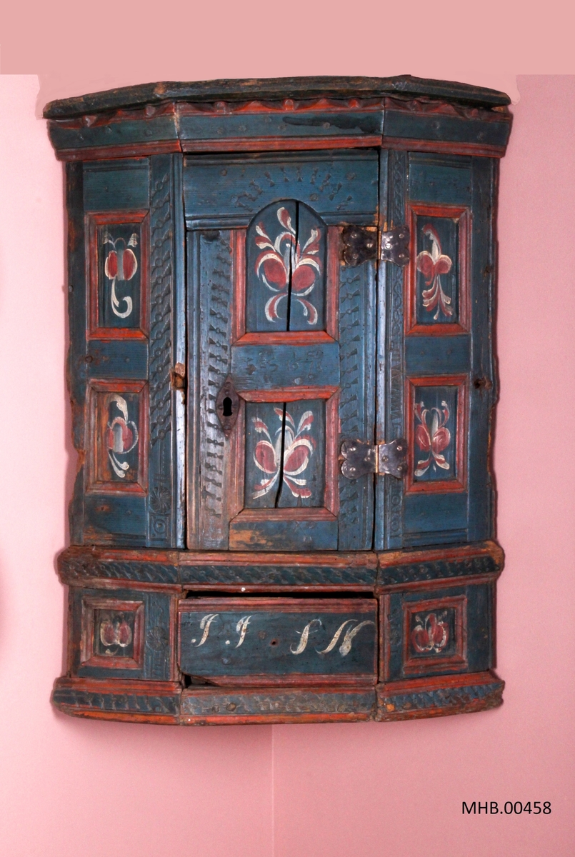 Rosemalt hjørneskap med rosemaling i fyllingene.