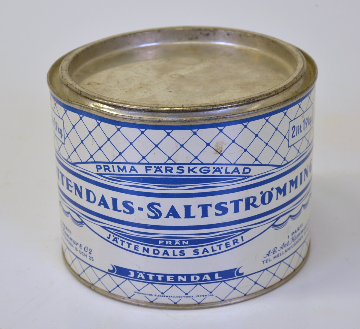 
Burk o vitt och blått med nätdekor. Text "Prima färskgälad Jättendals - saltströmming  2 lit - 1.9 kg  AB Ant. Hammar & Co  Mellanfjärden". På baksidan en bild på Jättendal/Mellanfjärden.

Från Arne Ekströms handelsmuseum.