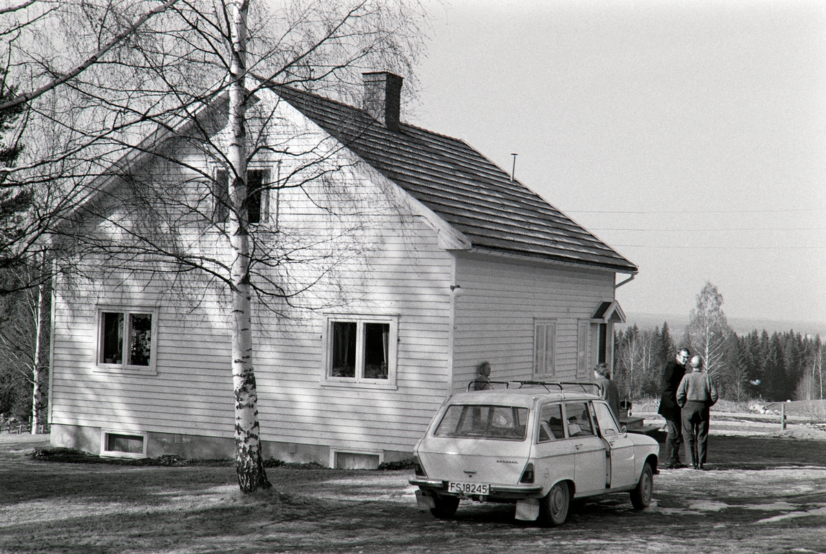 Storhov, Hov store, Tangen. Føderødsbygningen,  F.v. Ukjent, ukjent, Ragnar Pedersen, Jens Storhov. Personbil FS-18245. Peugeot 204 stasjonsvogn.