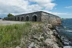 Fotodokumentation av byggnader på Lindholmen i Karlskrona. Arsenalen. En försvarsmur  längst ut på Söderstjärna. Används numer som utbildning, omklädnad och förråd.