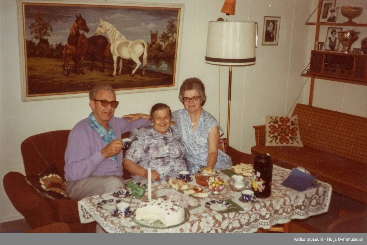 Oscar og Thelma( f.Niska) på hver sin side av Hildur Davidsen som bodde i Nyhavn enda i slutten av 1960-årene. Bildene er fra familien Niska Skallelv/USA.