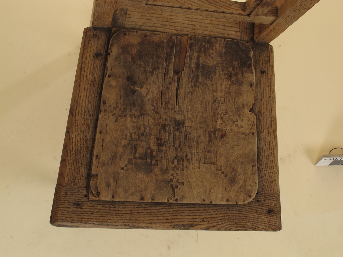Stoler, 4 stk. Ca. 1890.  Rottingrygg og opprinnelig også rotting i setet,  nå perforerte finerplater. Dreide forben, rett sarg med sete litt ut over sargkanten. Høy rett rygg med rotting i midt  partiet og firkantede sidestaver, med topprosett.  Rundet toppstykke med en pålimt sirkulær knott.