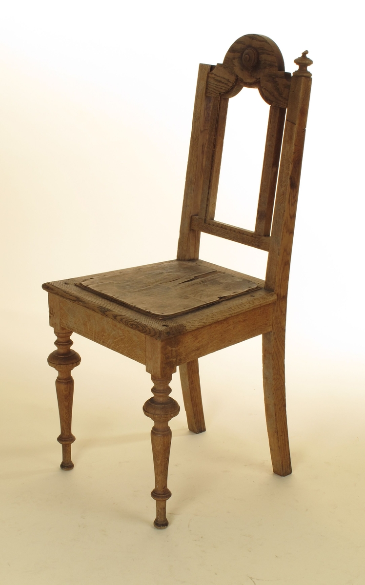 Stoler, 4 stk. Ca. 1890.  Rottingrygg og opprinnelig også rotting i setet,  nå perforerte finerplater. Dreide forben, rett sarg med sete litt ut over sargkanten. Høy rett rygg med rotting i midt  partiet og firkantede sidestaver, med topprosett.  Rundet toppstykke med en pålimt sirkulær knott.