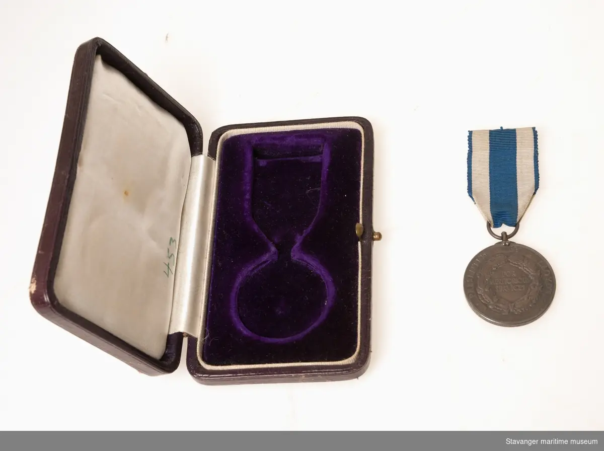 Lloyd´s Silver medal for Meritorious Service i et etui.