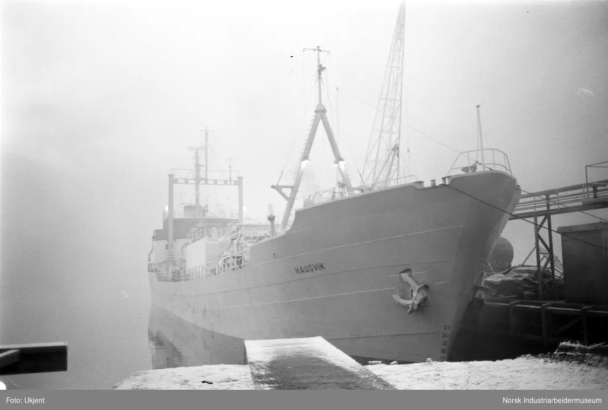 Tankskip for ammoniakk-transport, M/T Haugvik, julaften 1964.