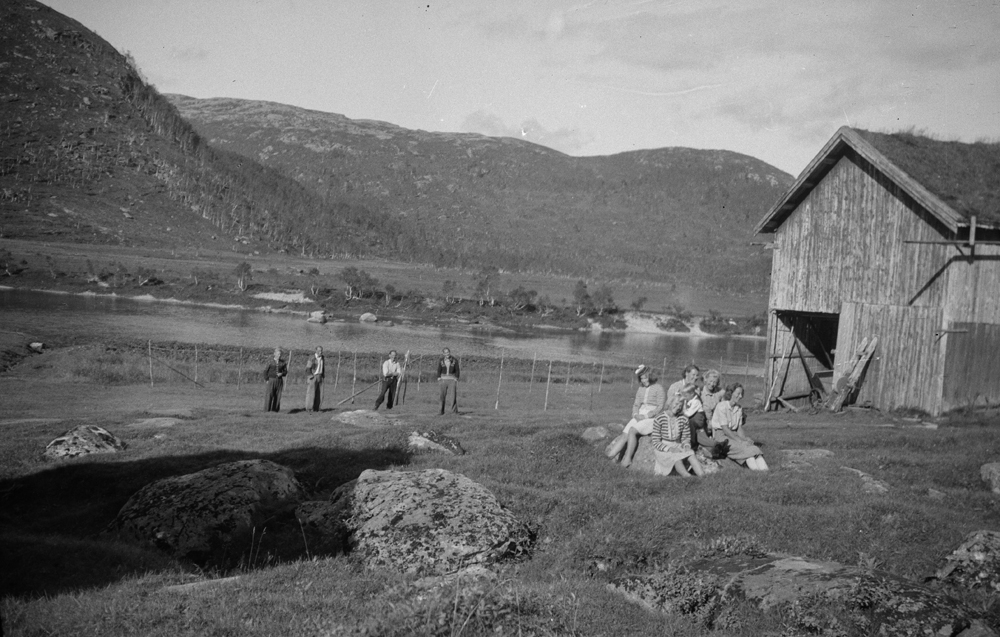 På gården Hundålvatn før oppdemminga.