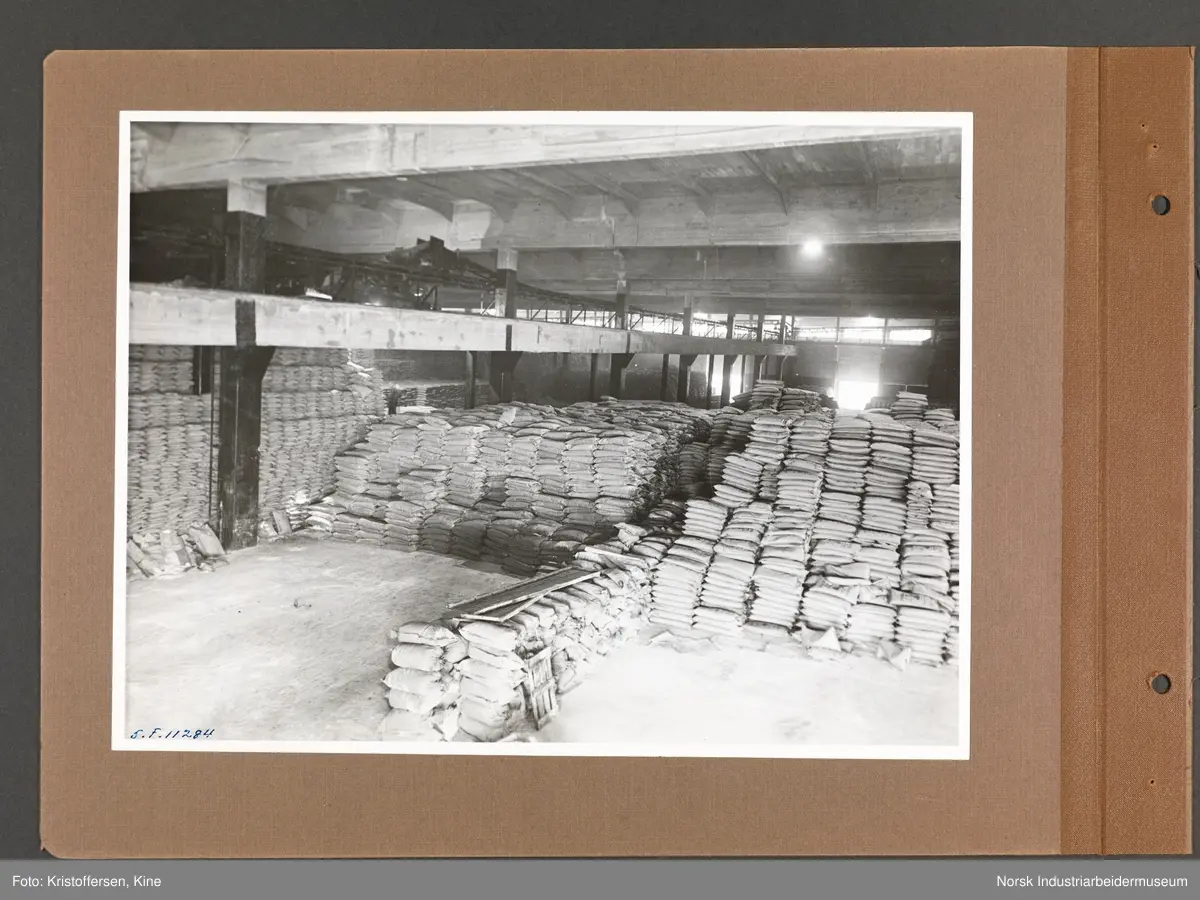 Fotoalbum med 48 sider og 46 innlimte fotografier fra Norsk Hydro på Herøya.