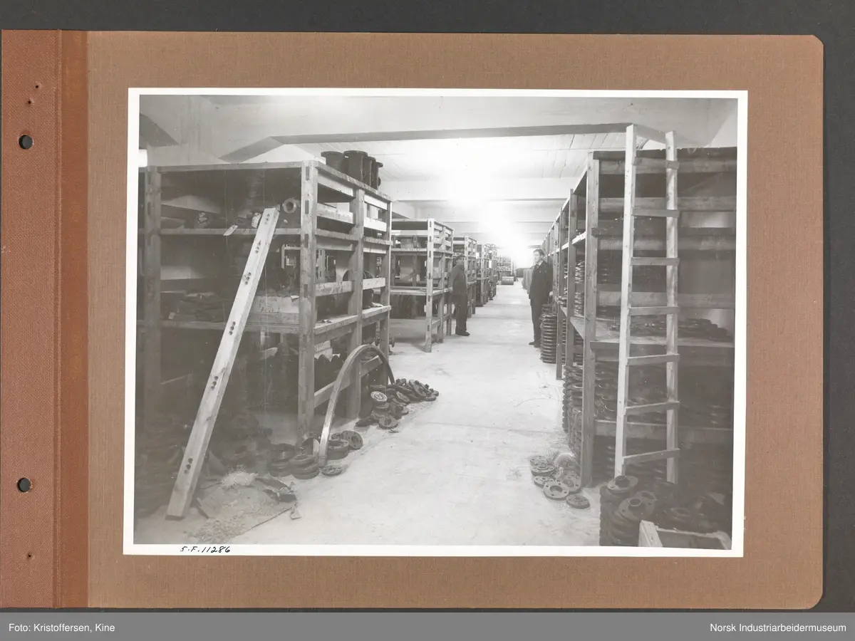 Fotoalbum med 48 sider og 46 innlimte fotografier fra Norsk Hydro på Herøya.