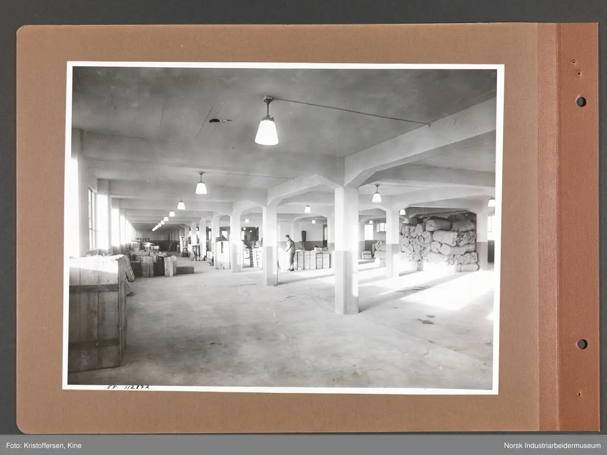 Fotoalbum med 48 sider og 46 innlimte fotografier fra Norsk Hydro på Herøya.