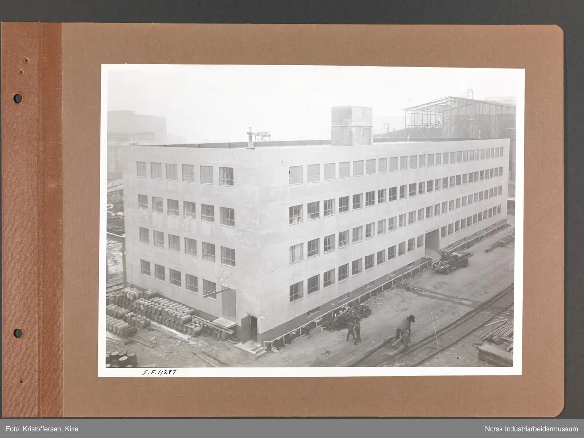 Fotoalbum med 48 sider og 46 innlimte fotografier fra Norsk Hydro på Herøya.