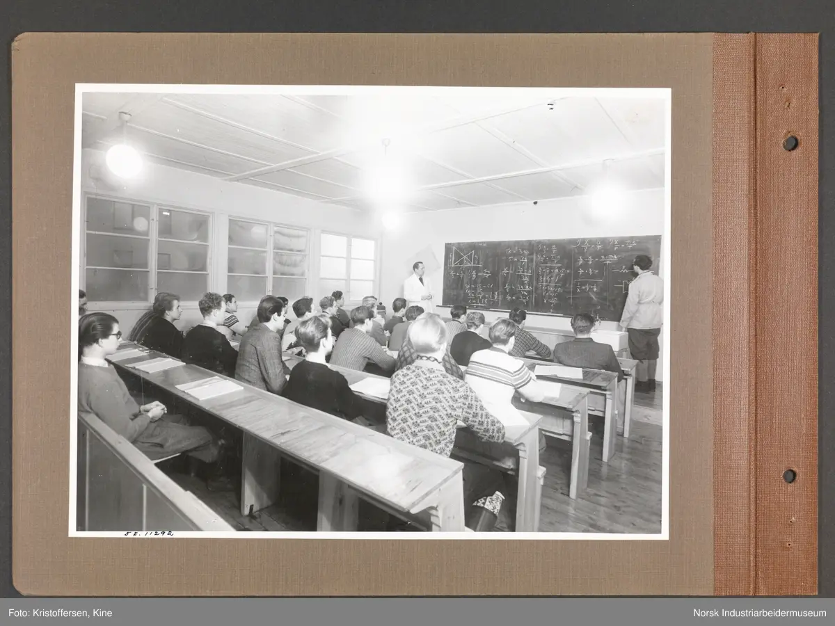 Fotoalbum med 48 sider og 46 innlimte fotografier fra Norsk Hydro på Herøya.