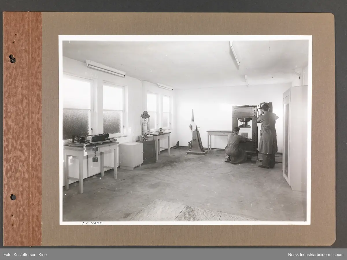 Fotoalbum med 48 sider og 46 innlimte fotografier fra Norsk Hydro på Herøya.