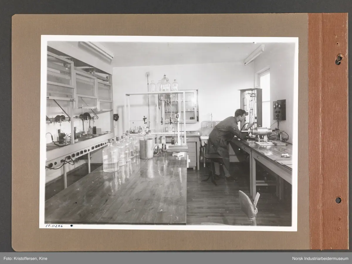 Fotoalbum med 48 sider og 46 innlimte fotografier fra Norsk Hydro på Herøya.