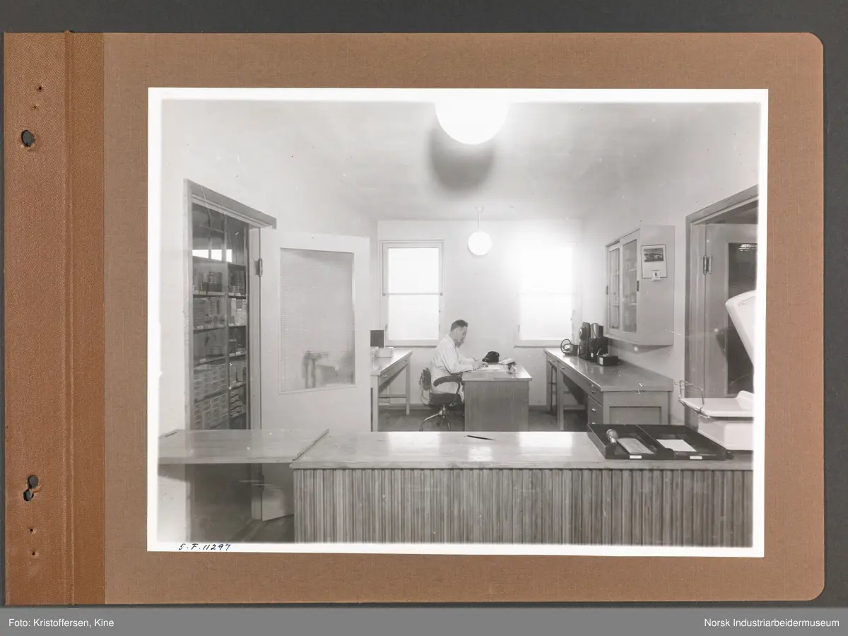 Fotoalbum med 48 sider og 46 innlimte fotografier fra Norsk Hydro på Herøya.