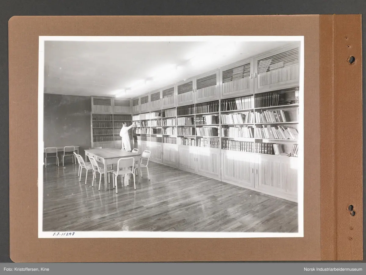 Fotoalbum med 48 sider og 46 innlimte fotografier fra Norsk Hydro på Herøya.