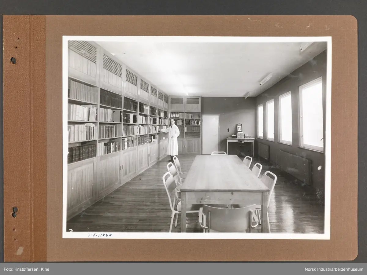 Fotoalbum med 48 sider og 46 innlimte fotografier fra Norsk Hydro på Herøya.