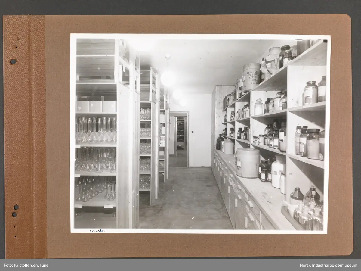 Fotoalbum med 48 sider og 46 innlimte fotografier fra Norsk Hydro på Herøya.