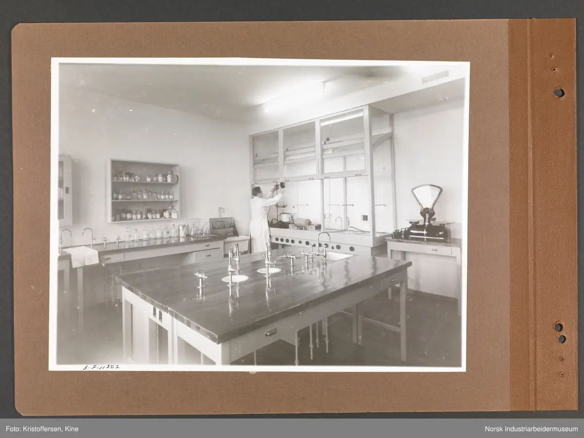 Fotoalbum med 48 sider og 46 innlimte fotografier fra Norsk Hydro på Herøya.