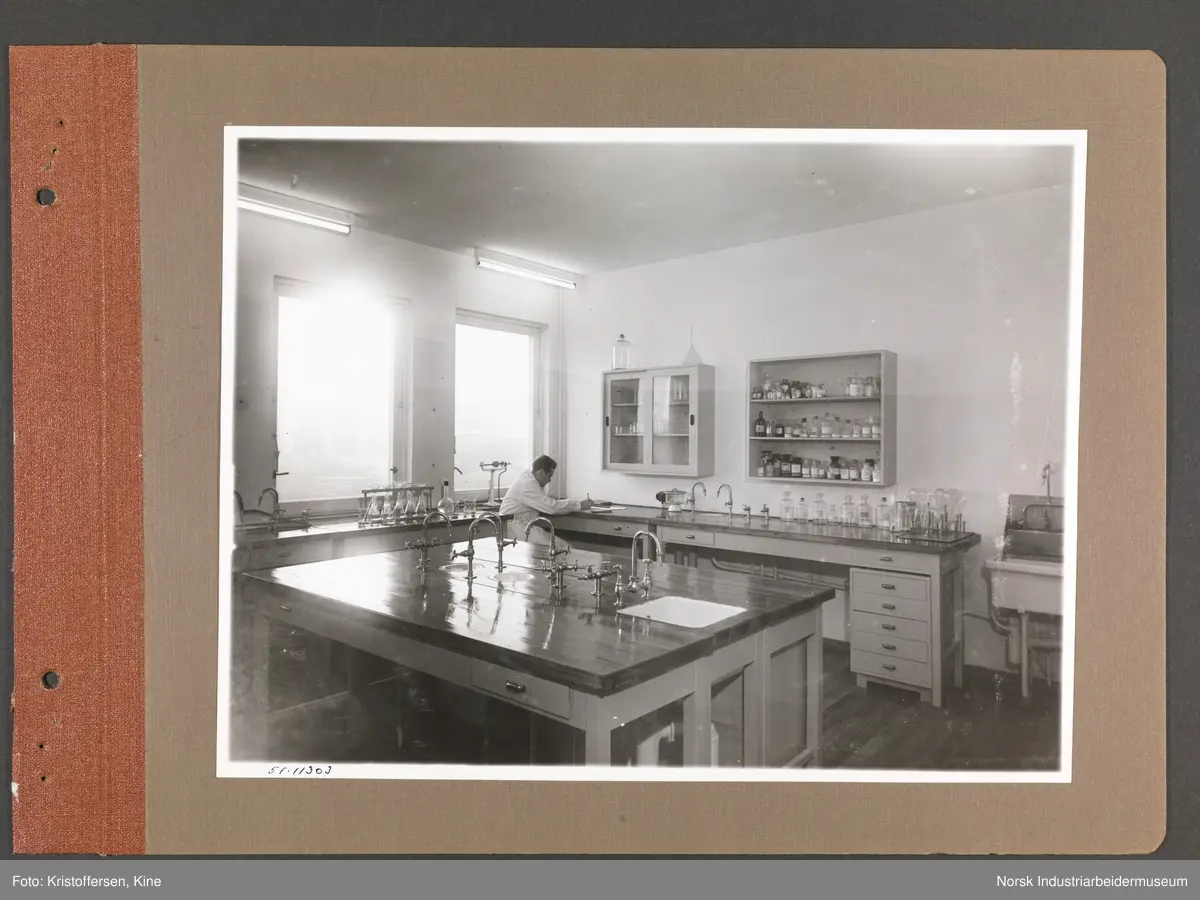 Fotoalbum med 48 sider og 46 innlimte fotografier fra Norsk Hydro på Herøya.