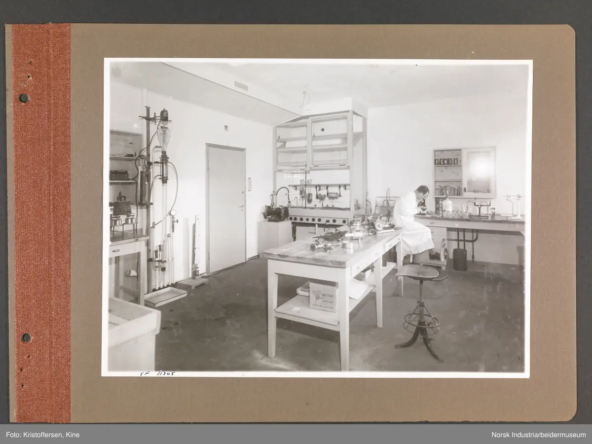 Fotoalbum med 48 sider og 46 innlimte fotografier fra Norsk Hydro på Herøya.