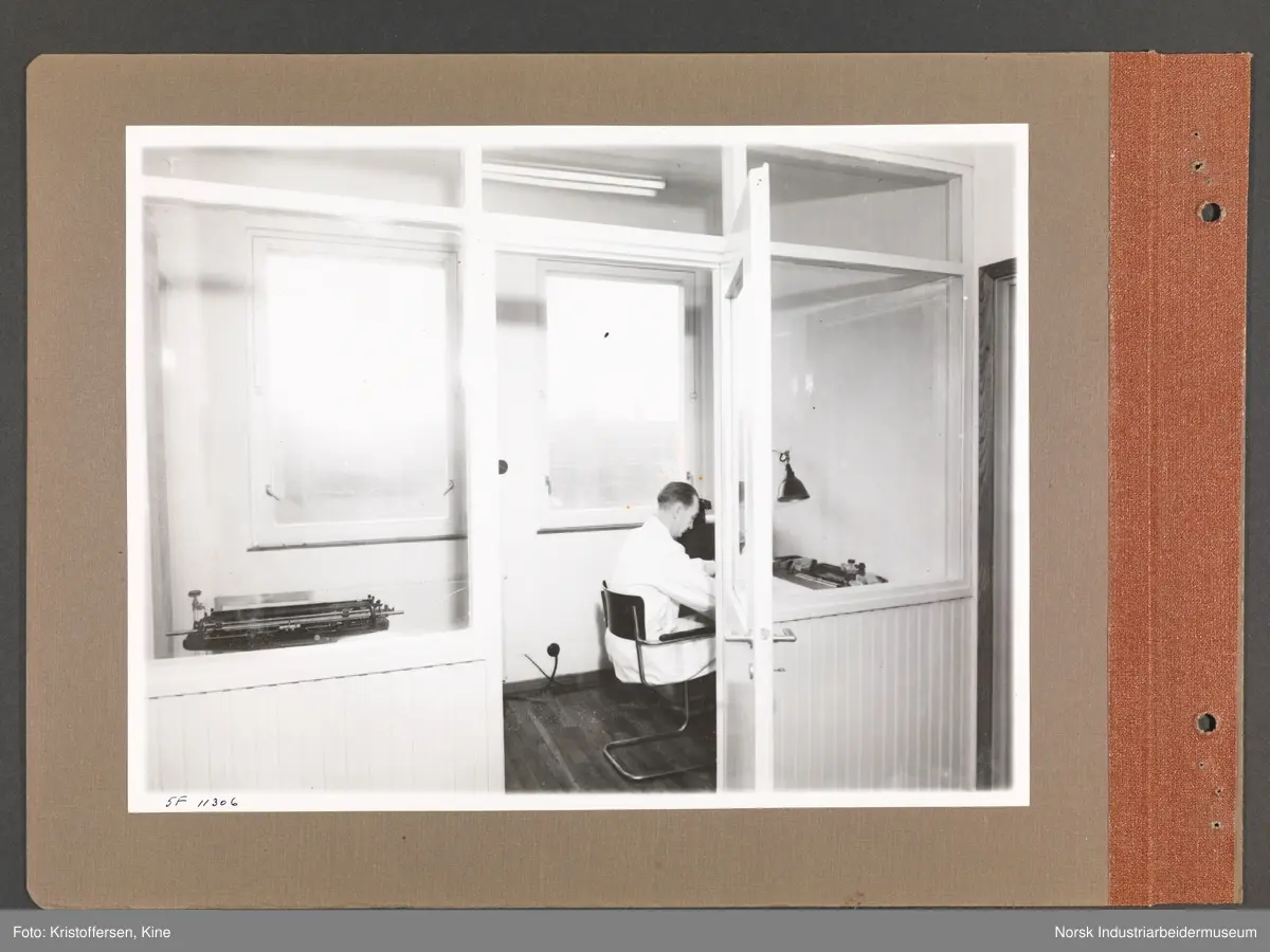 Fotoalbum med 48 sider og 46 innlimte fotografier fra Norsk Hydro på Herøya.