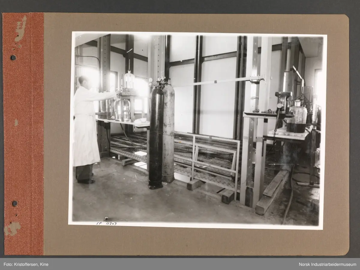 Fotoalbum med 48 sider og 46 innlimte fotografier fra Norsk Hydro på Herøya.