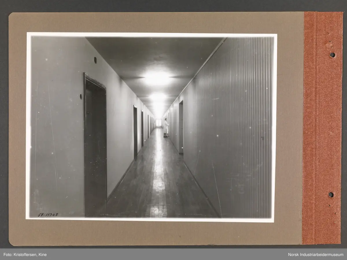 Fotoalbum med 48 sider og 46 innlimte fotografier fra Norsk Hydro på Herøya.