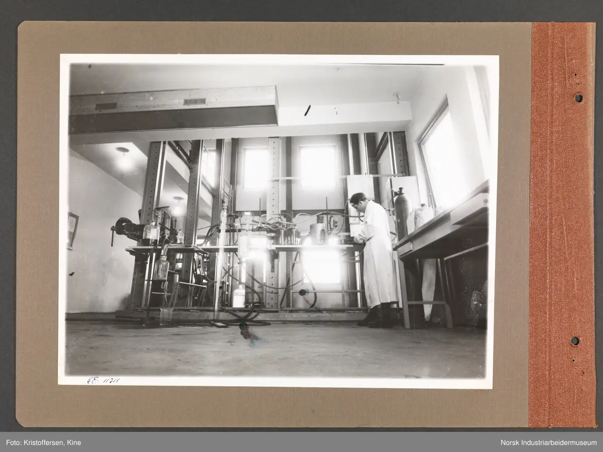 Fotoalbum med 48 sider og 46 innlimte fotografier fra Norsk Hydro på Herøya.