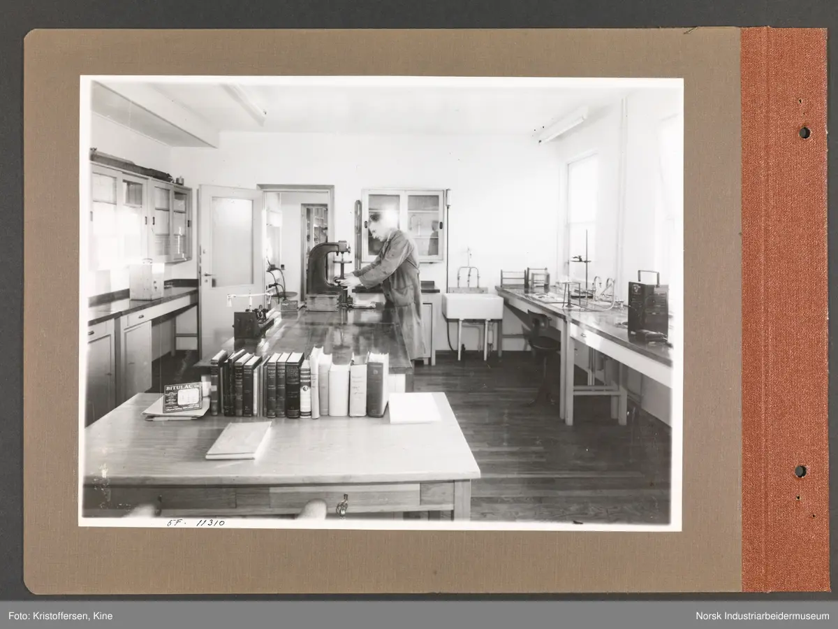 Fotoalbum med 48 sider og 46 innlimte fotografier fra Norsk Hydro på Herøya.