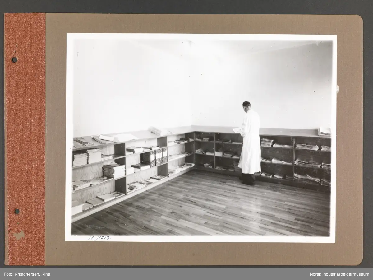 Fotoalbum med 48 sider og 46 innlimte fotografier fra Norsk Hydro på Herøya.