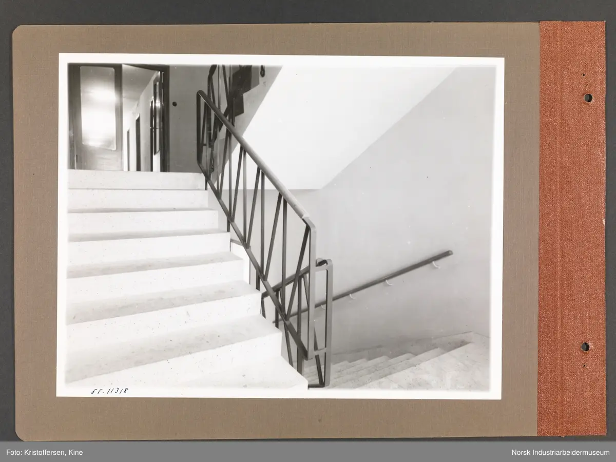 Fotoalbum med 48 sider og 46 innlimte fotografier fra Norsk Hydro på Herøya.