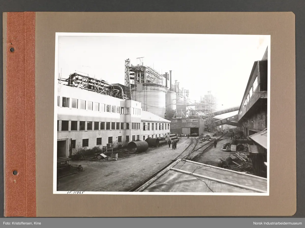 Fotoalbum med 48 sider og 46 innlimte fotografier fra Norsk Hydro på Herøya.