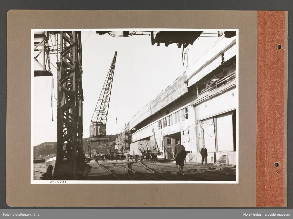 Fotoalbum med 48 sider og 46 innlimte fotografier fra Norsk Hydro på Herøya.