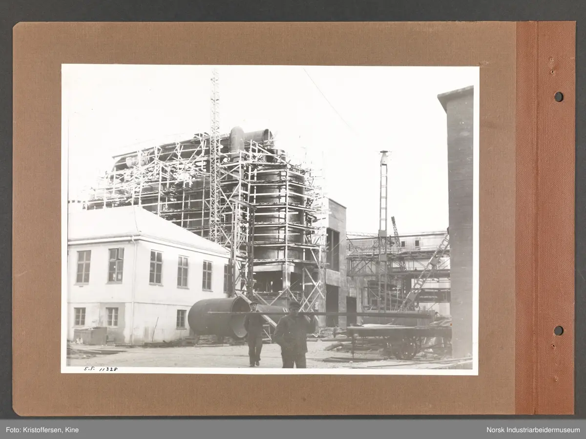 Fotoalbum med 48 sider og 46 innlimte fotografier fra Norsk Hydro på Herøya.