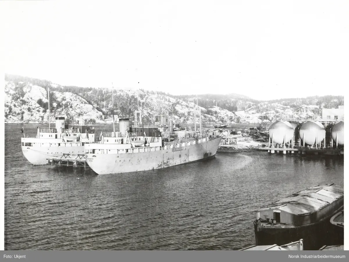 M/T Herøya og M/T Haugvik ved kaia, Eidanger Salpeterfabriker