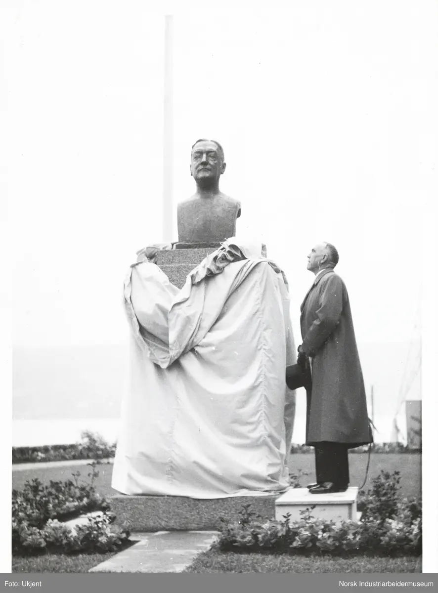 Avdukning. Statue av Norsk Hydros Generaldirektør Axel Aubert