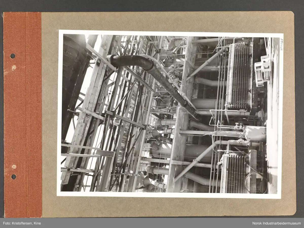 Fotoalbum med 48 sider og 48 innlimte fotografier fra Norsk Hydro på Herøya.