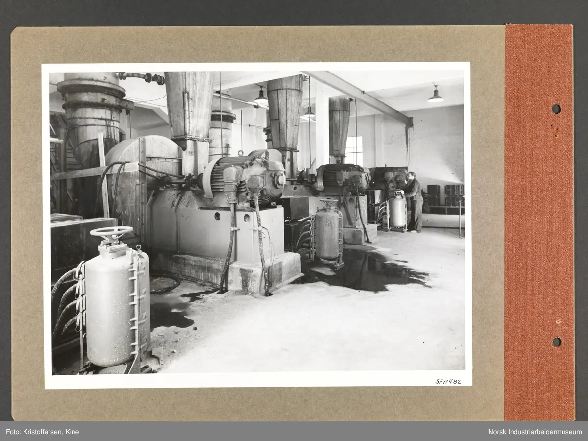 Fotoalbum med 48 sider og 48 innlimte fotografier fra Norsk Hydro på Herøya.