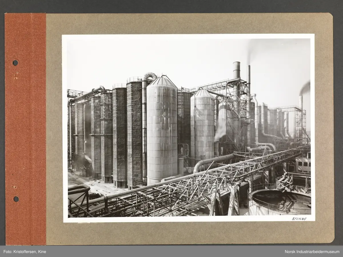 Fotoalbum med 48 sider og 48 innlimte fotografier fra Norsk Hydro på Herøya.