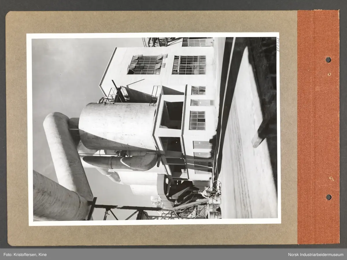 Fotoalbum med 48 sider og 48 innlimte fotografier fra Norsk Hydro på Herøya.