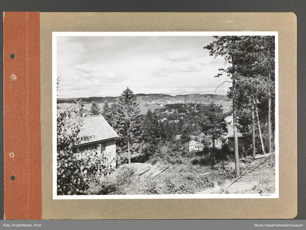 Fotoalbum med 48 sider og 48 innlimte fotografier fra Norsk Hydro på Herøya.