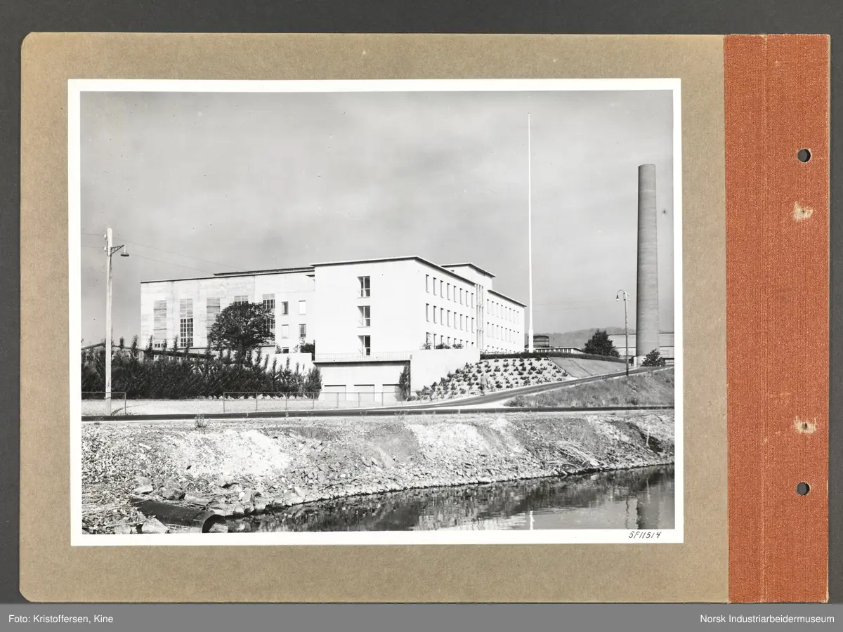 Fotoalbum med 48 sider og 48 innlimte fotografier fra Norsk Hydro på Herøya.