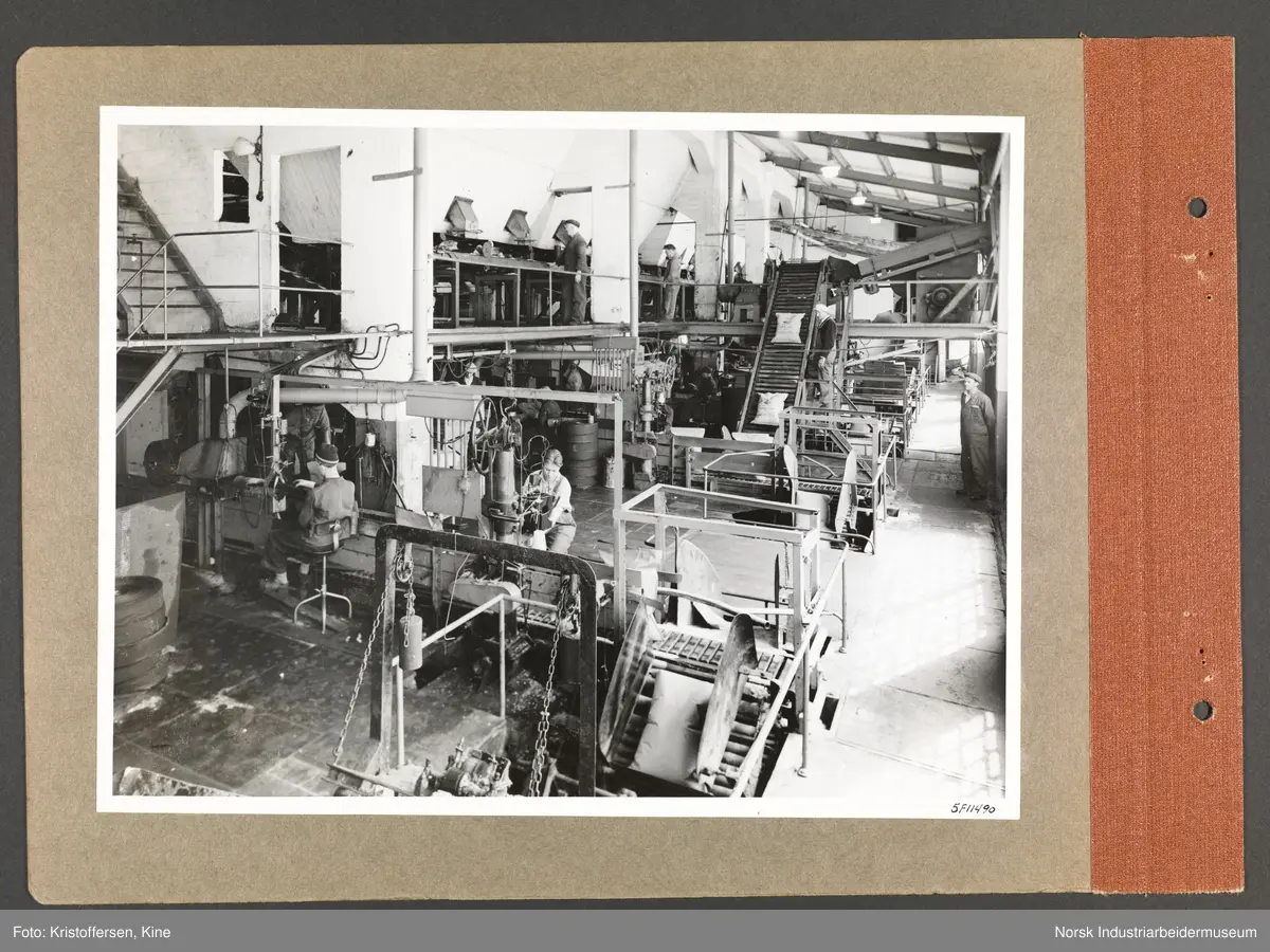 Fotoalbum med 48 sider og 48 innlimte fotografier fra Norsk Hydro på Herøya.