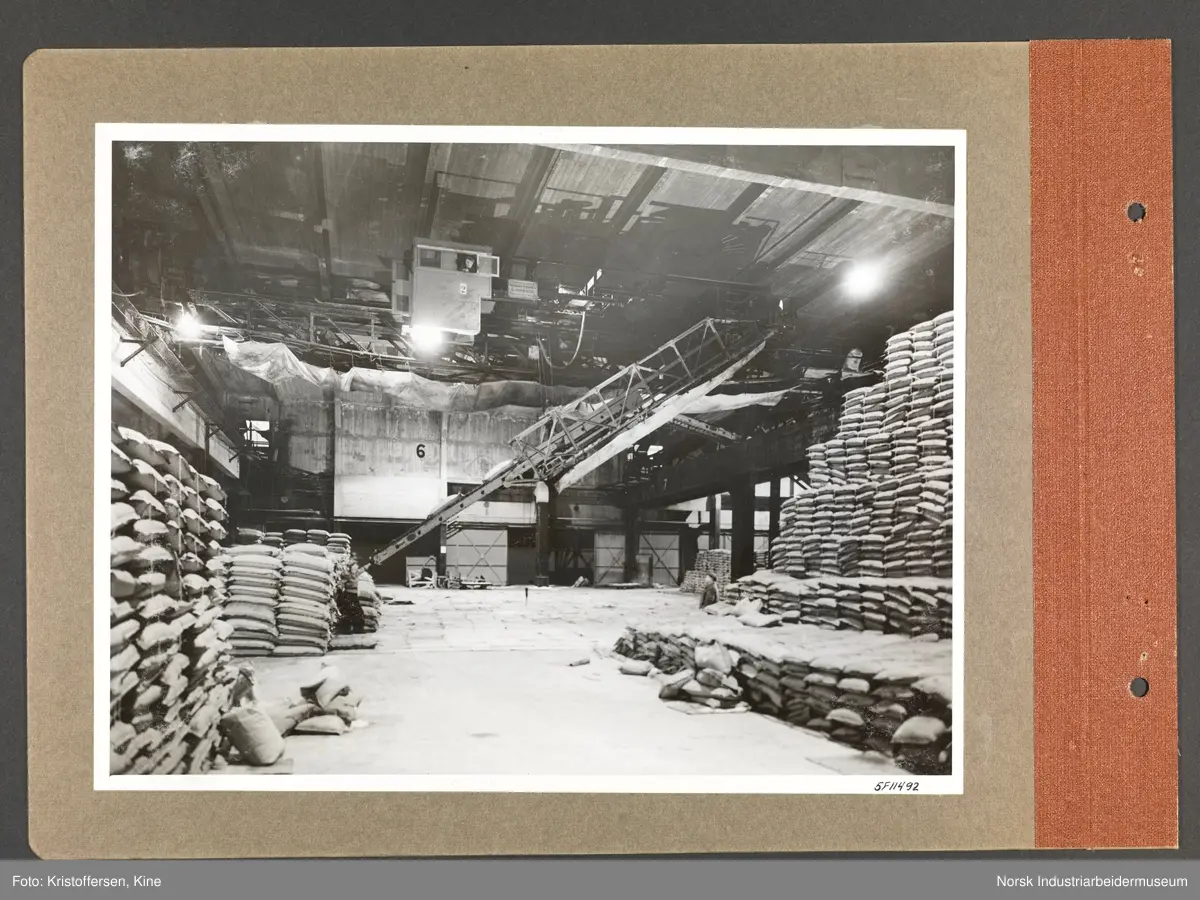 Fotoalbum med 48 sider og 48 innlimte fotografier fra Norsk Hydro på Herøya.