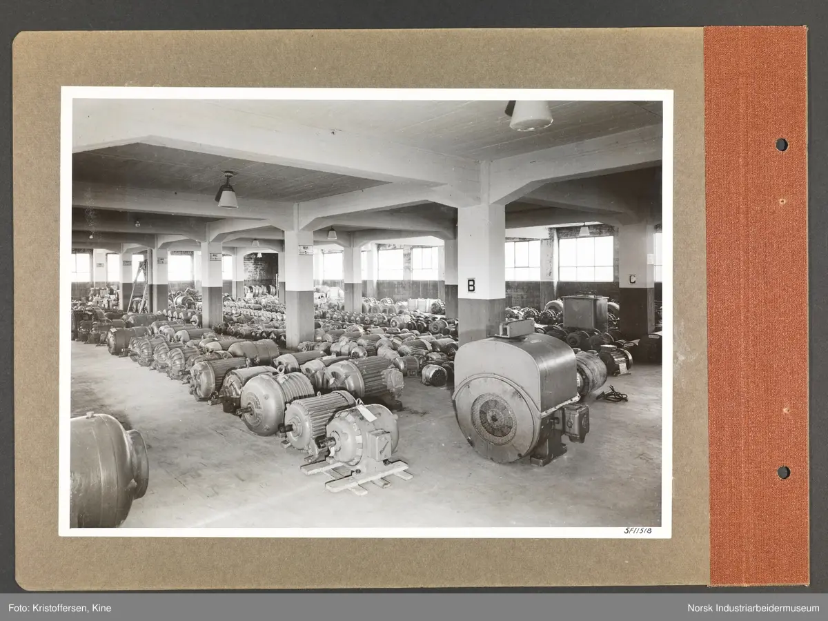 Fotoalbum med 48 sider og 48 innlimte fotografier fra Norsk Hydro på Herøya.