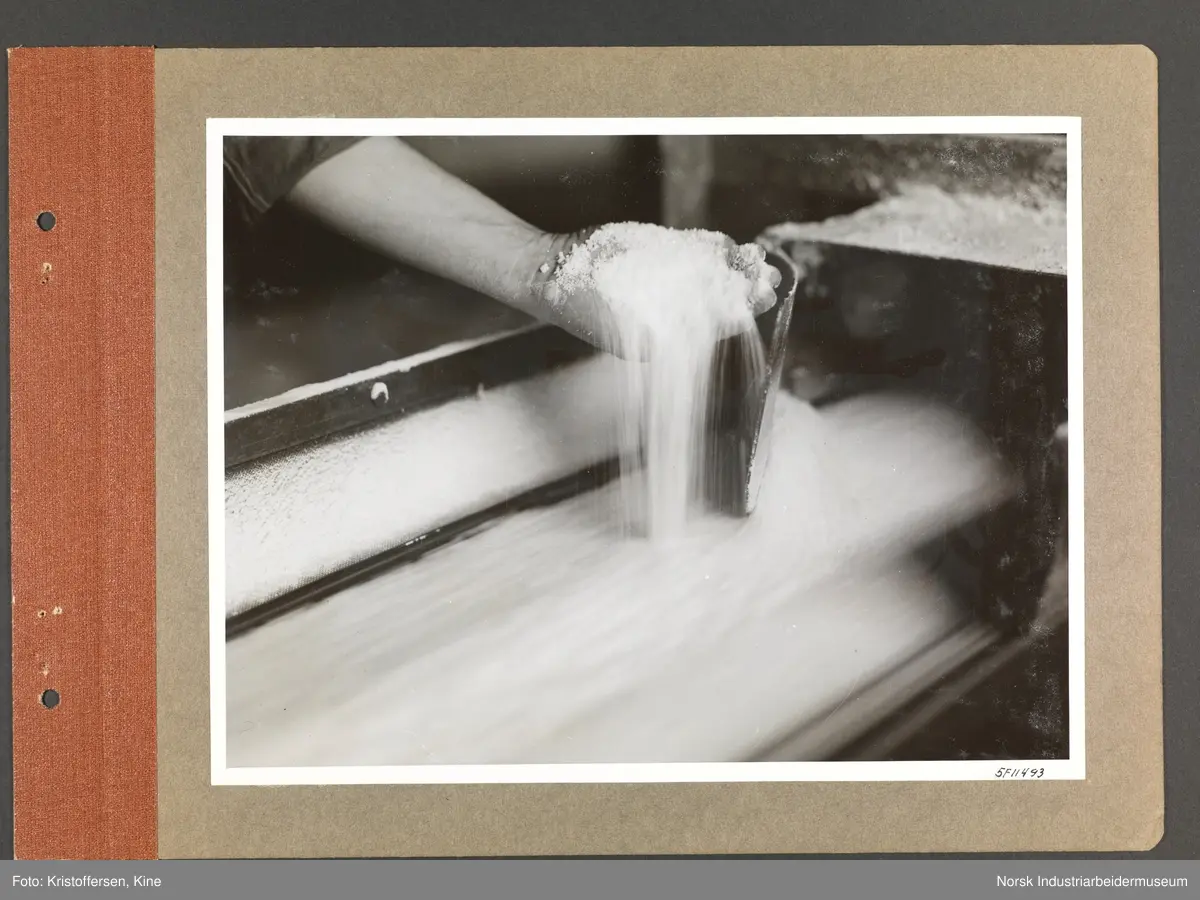 Fotoalbum med 48 sider og 48 innlimte fotografier fra Norsk Hydro på Herøya.